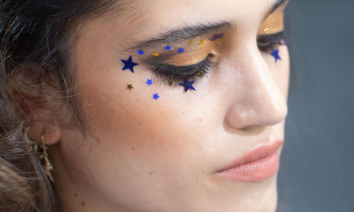 El maquillaje glitter también puede ayudarse de stickers brillantes. Elígelos a tu gusto y aplícalos como quieras, pero siempre sobre una sombra de ojos con acabado brilli brilli como cualquiera de las de la paleta Eye Go Wild de L’Oréal Paris.